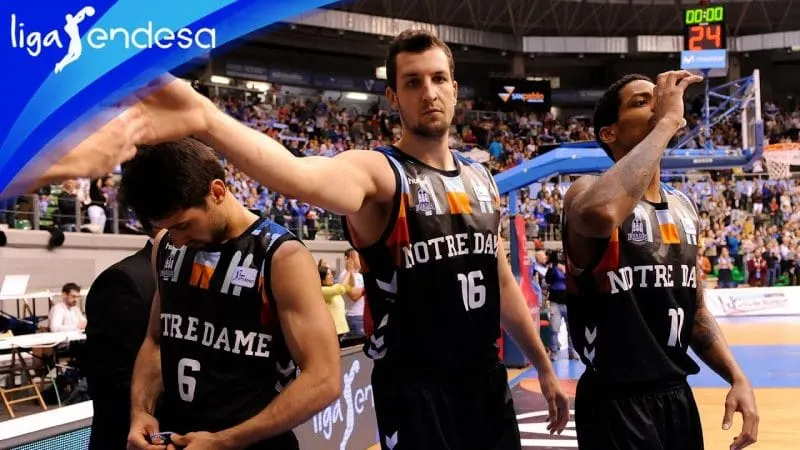 Espagne: L’équipe de Burgos porte un maillot « Notre Dame » en solidarité avec la cathédrale de Paris !