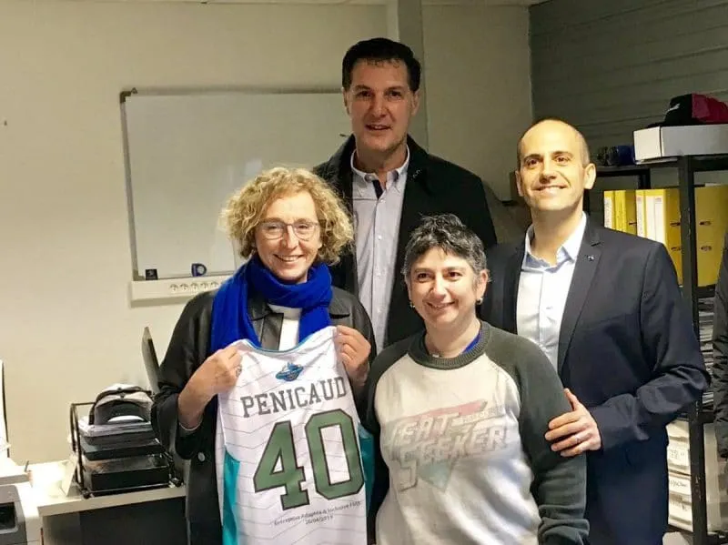 La photo: La ministre du travail Muriel Pénicaud avec le maillot de Pau