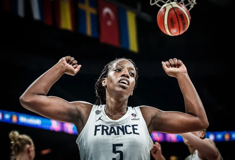 Vidéo: La Minute Inside dans les vestiaires des Bleues