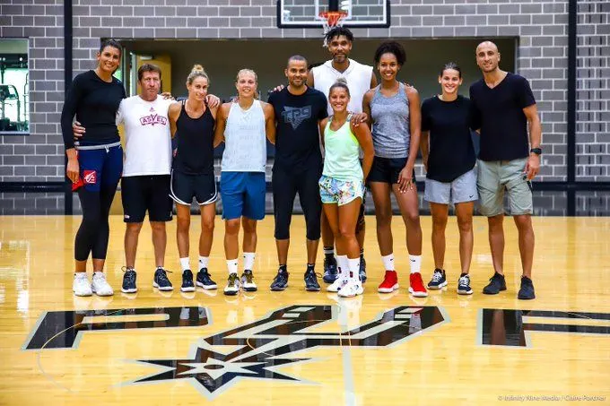 La photo: Les filles de l’ASVEL avec Tony Parker, Tim Duncan et Manu Ginobili