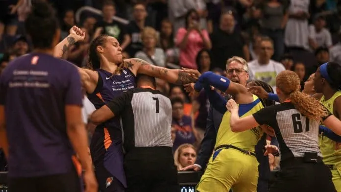 Vidéo: Brittney Griner au centre du grosse bagarre en WNBA