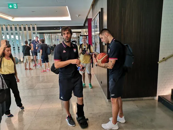 Les 12 Serbes sont partis pour la Chine, Milos Teodosic espère une guérison miraculeuse