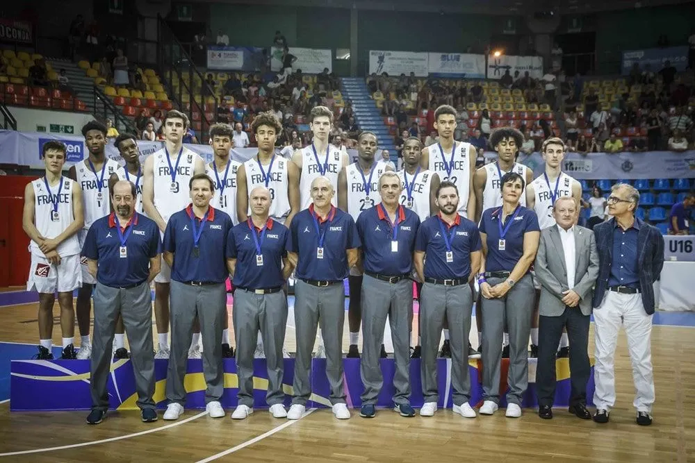 Le coach Bernard Faure présente les médaillés d’argent de l’Euro U16