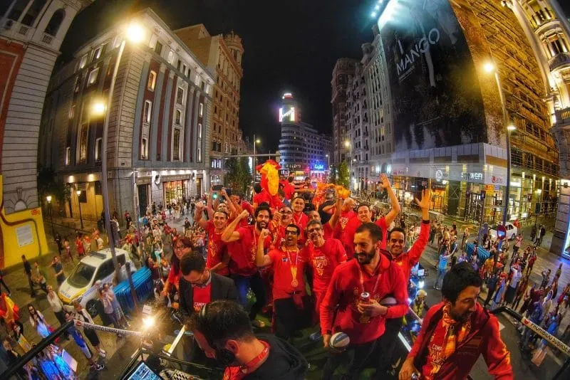 La vidéo: La parade des champions du monde espagnols dans les rues de Madrid