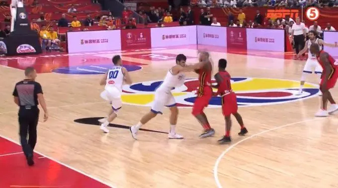 Vidéo: Le coup de boule de l’Angolais Leonel Paulo à l’Italien Alessandro Gentile