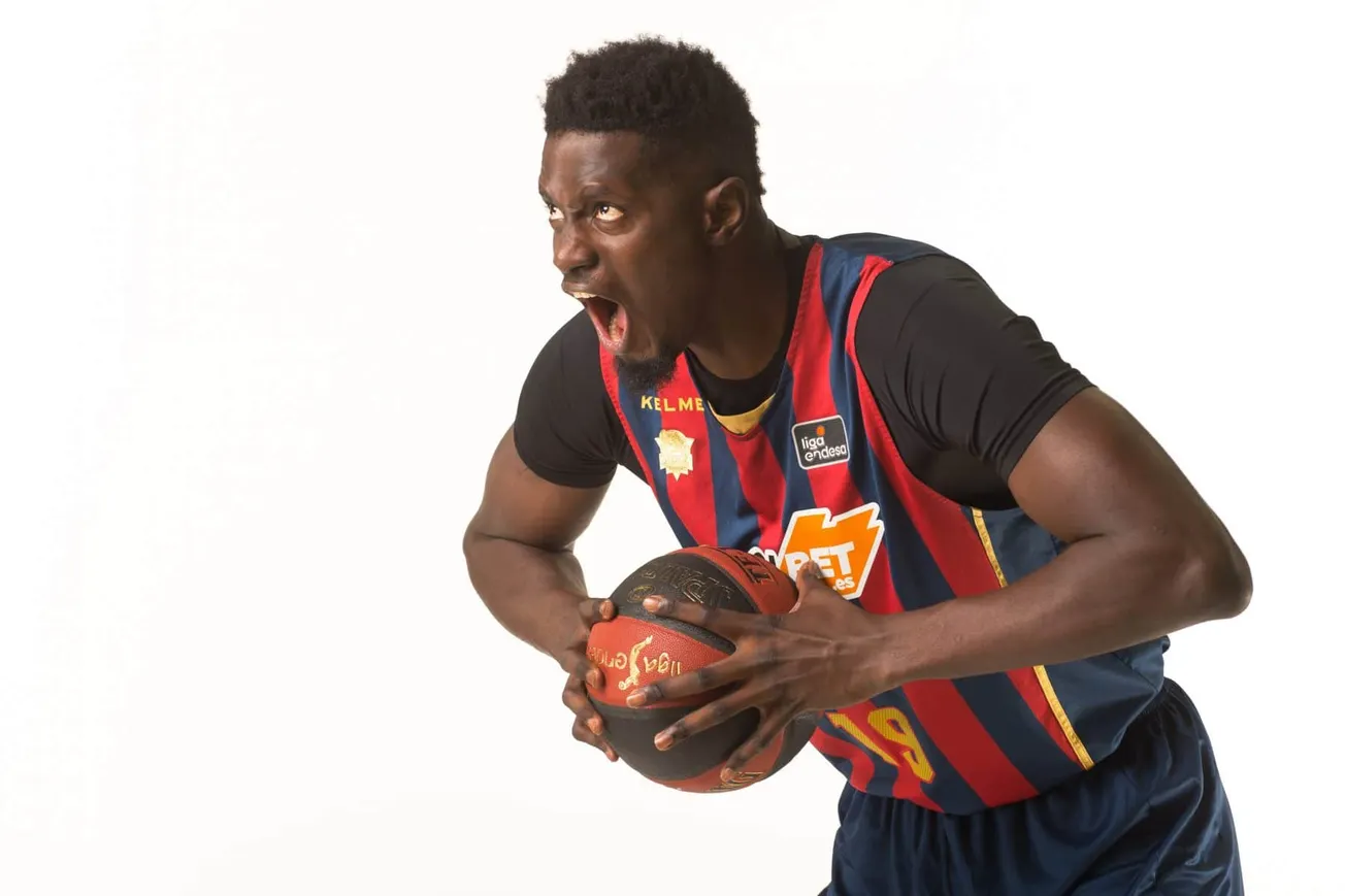 Vidéo: Quand Youssoupha Fall (2,21m) joue contre plus grand que lui