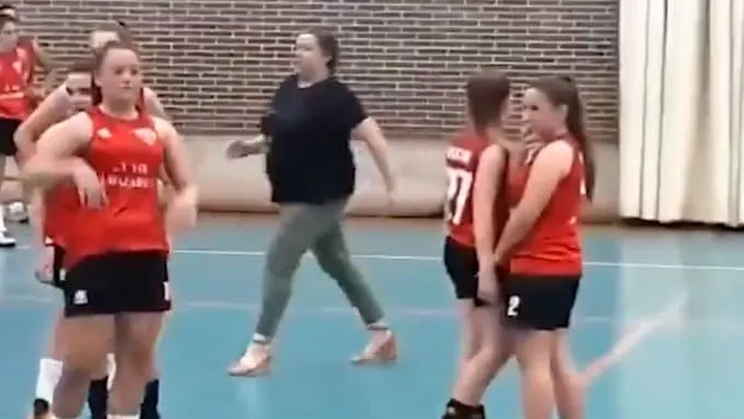 Vidéo: Quand un arbitre est menacé de mort en Espagne