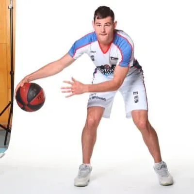 Vidéo: Les 8 triples acrobatiques de Flechter Magee (Obradoiro)