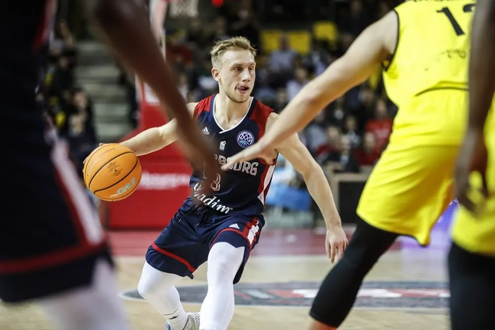 Champions League: Moustapha Fall (2,18m), le plus grand des 453 joueurs. Ludovic Beyhurst (1,72m) et David Holtson (1,73m), les plus petits