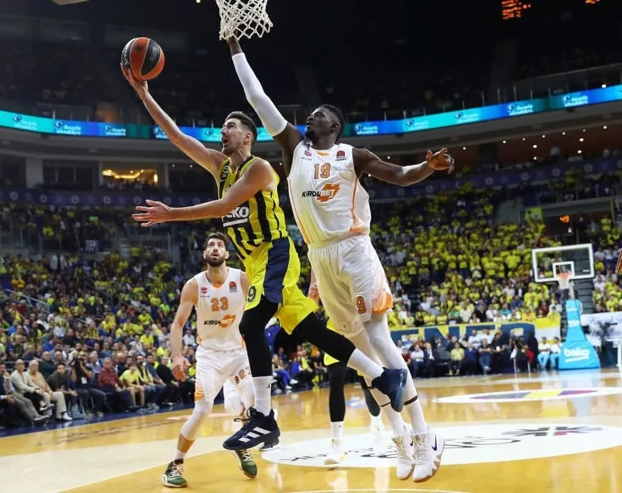 Vidéo : Nando De Colo, la passe de l’année