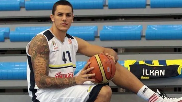 Le Turc Ilkan Karaman patiente à Cholet avec son chien