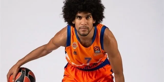 Espagne: Louis Labeyrie balance involontairement une bouteille d’eau sur un supporter adverse