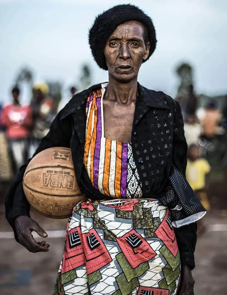 La photo: Rwandaise, 61 ans, rookie du basket