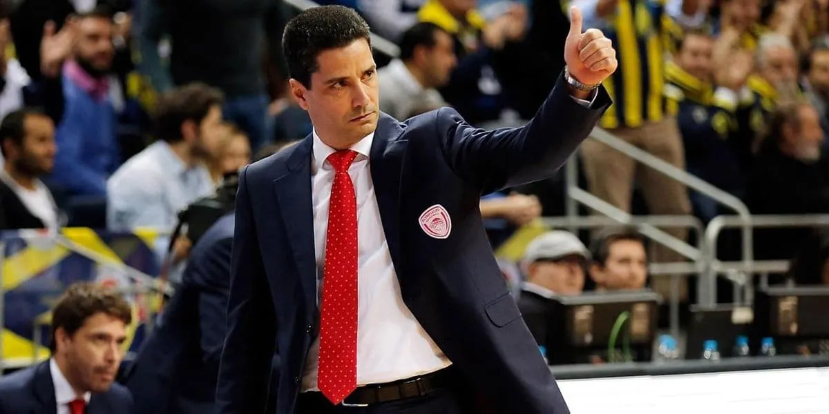 Israël: Le coach Giannis Sfairopoulos prolonge de trois ans
