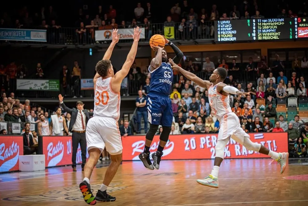 Vidéo: Les 9 paniers à trois-points du Palois Justin Dentmon en BCL