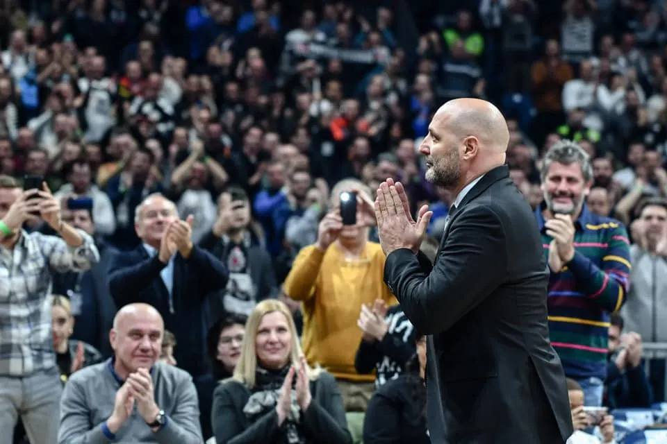 Photos et vidéo: Sacha Djordjevic honoré et… humilié au Partizan Belgrade