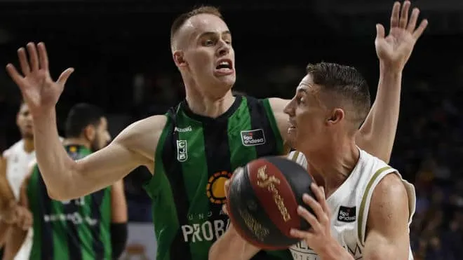 Espagne: Klemen Prepelic (Joventut Badalone) fait trébucher le Real Madrid