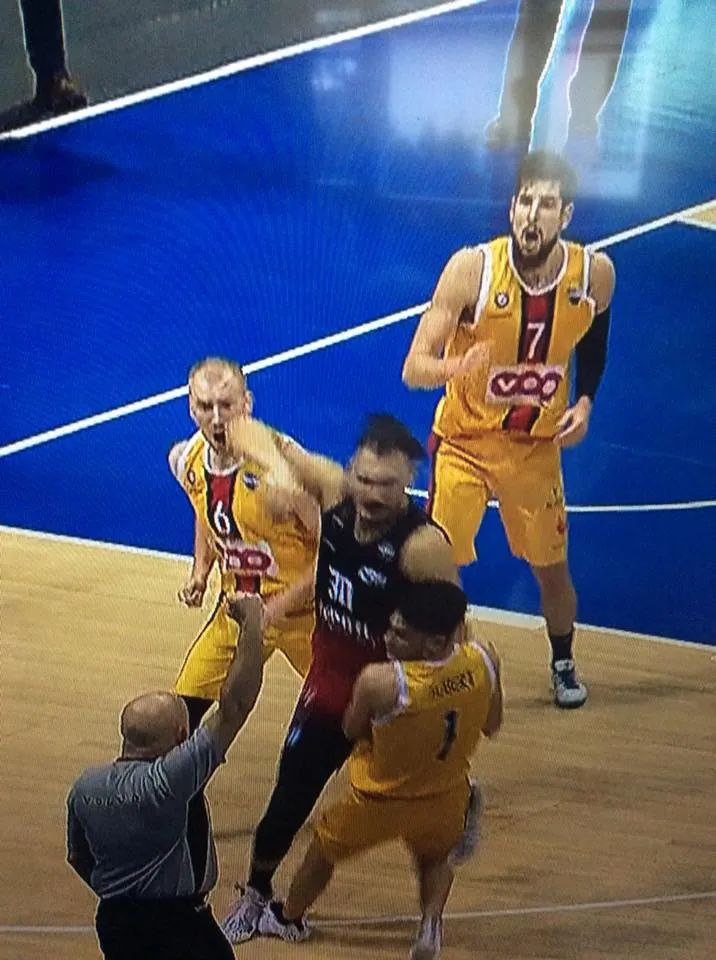 Vidéo: Khalid Boukichou (Charleroi) exclu pour un mauvais geste