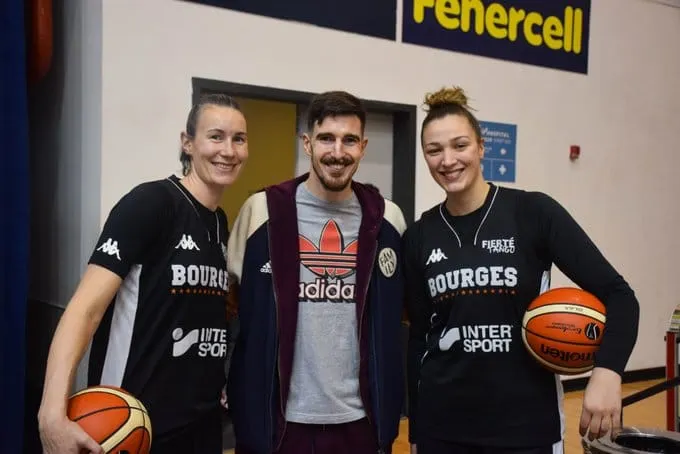 La photo: Une rencontre des Berruyères avec Nando De Colo