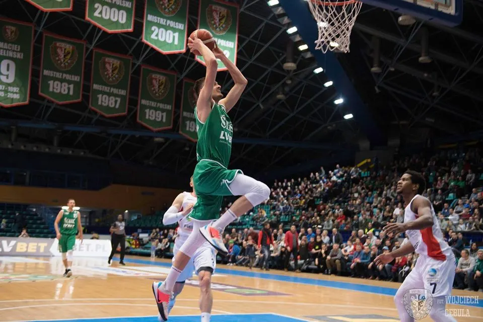 [REDIFF] En direct du confinement avec… Mathieu Wojciechowski (Wroclaw): « Si la police vient chez toi et que tu n’y es pas, tu prends une grosse amende »