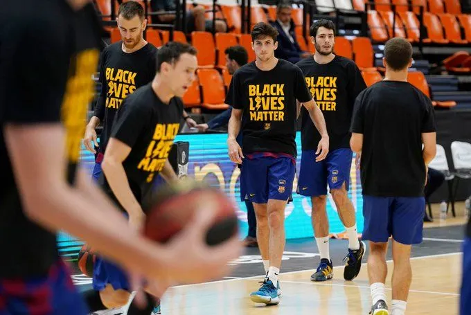 Espagne: Les joueurs du Barça ont porté un T.shirt avec le slogan « Black Lives Matter »