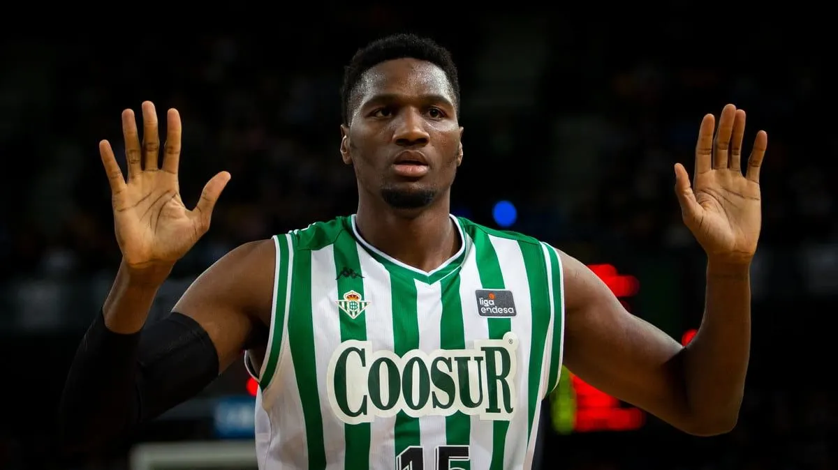 Le pivot nigérian Ebuka Izundu signe à Strasbourg