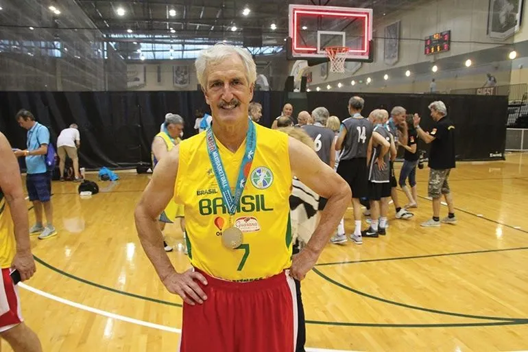 Ancien joueur à Nice dans les années 70, Tom Chestnut est devenu un as mondial à plus de 65 ans