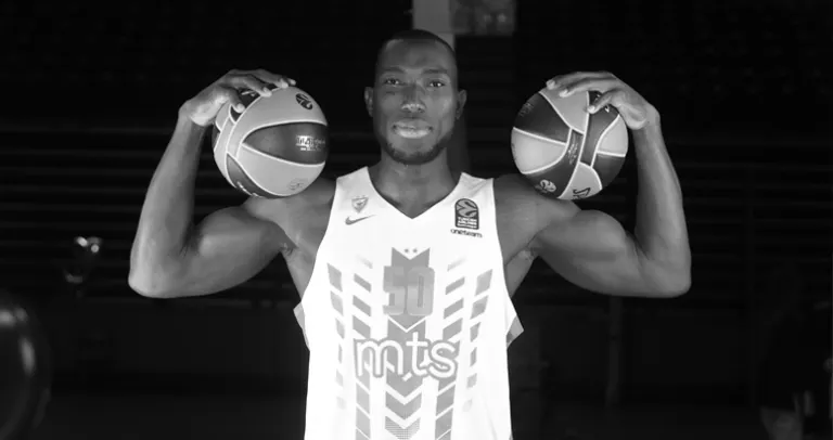 L’hommage au pivot de l’Etoile Rouge terrassé par une crise cardiaque: « Michael Ojo a laissé son dernier sourire à la capitale serbe »