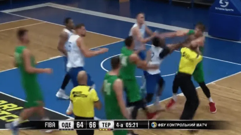 Vidéo: Une grosse bagarre en Ukraine
