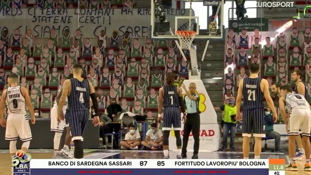 La photo: Des figurines en carton à Sassari pour colorer la salle