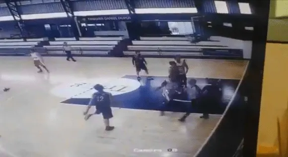 Vidéo: Mécontent d’une faute offensive, il se déchaîne à coups de poing sur l’arbitre