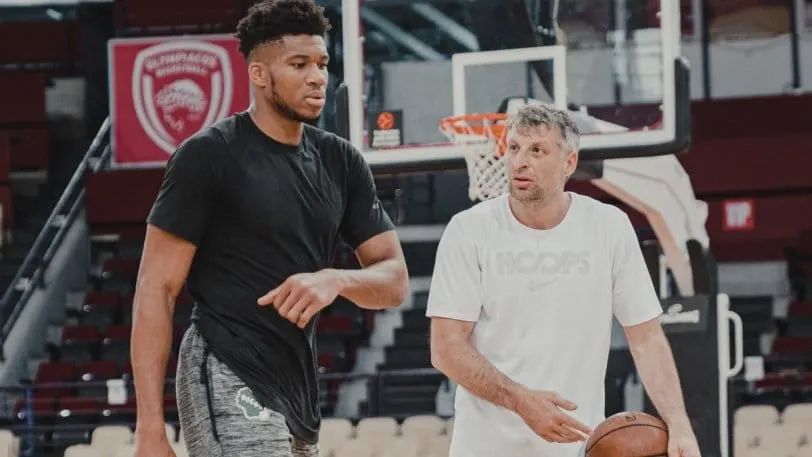 La photo: Giannis Antetokounmpo à Olympiakos avec Theodoros Papaloukas