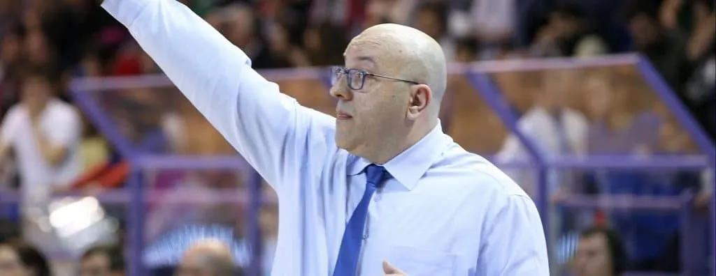 Un coach grec au Qatar : « nous nous arrêtons de nous entraîner deux fois pour prier pendant au moins 5 minutes »