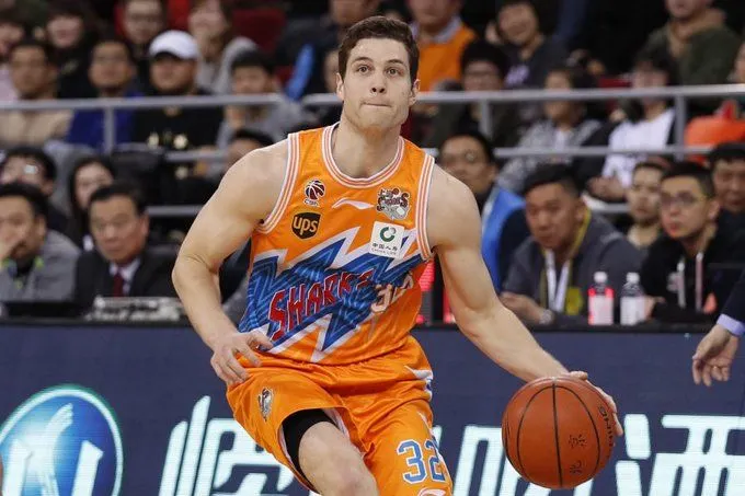 Chine: 70 points pour Jimmer Fredette c. 68 points pour Marcus Georges-Hunt