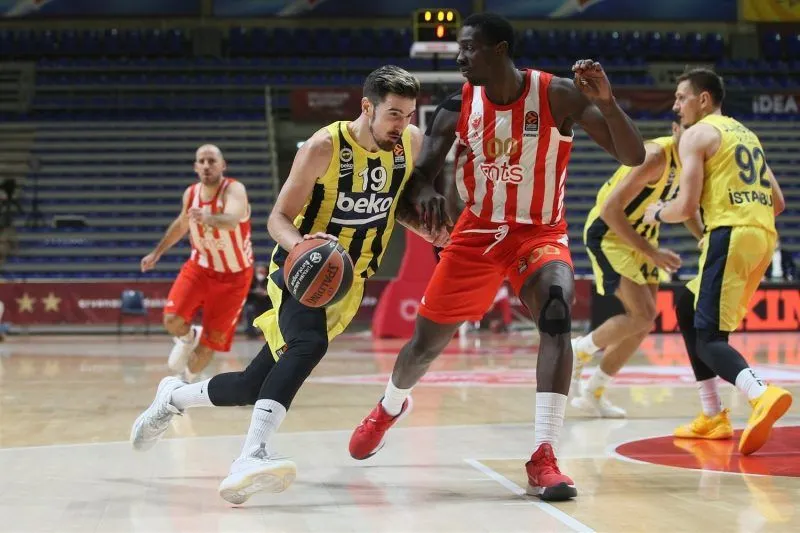 Un match est-il à huis clos quand il y a 183 spectateurs ?