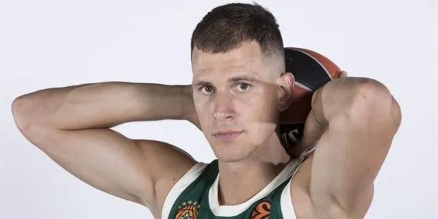 Vidéo : Le panier de Nemanja Nedović de l’autre bout du terrain et avec le pied