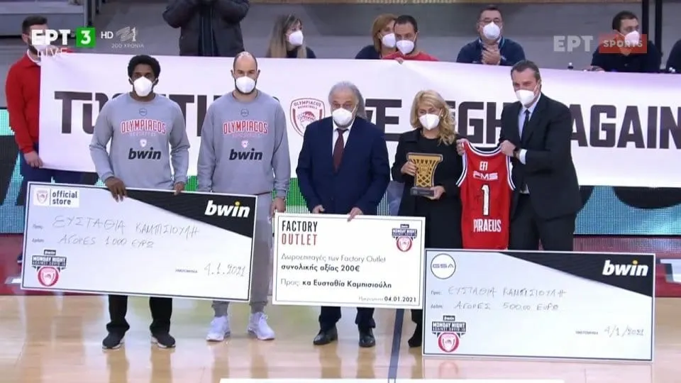 La photo: La première infirmière vaccinée en Grèce récompensée par Olympiakos