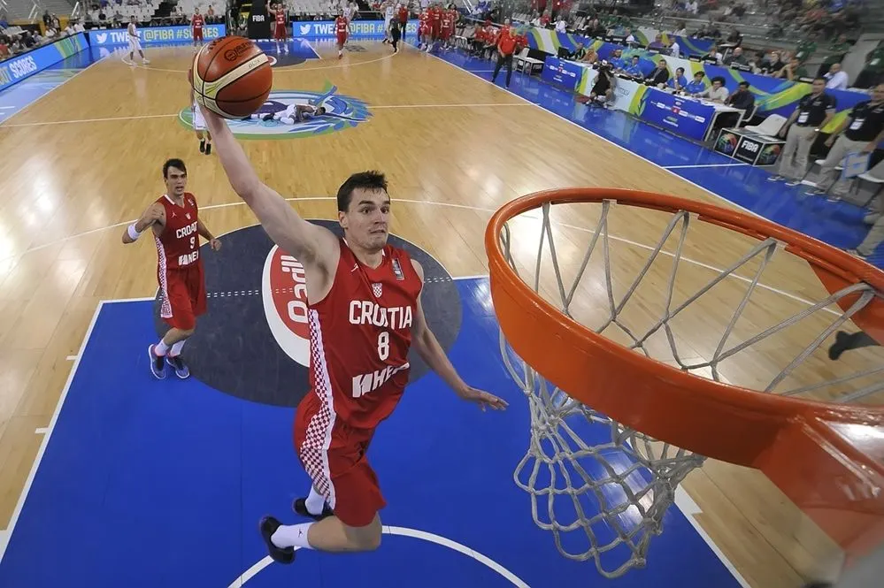 Avant même de signer pour le club grec, Mario Hezonja  affirmait : « j’irais à Athènes à pied depuis la Croatie pour jouer pour le Panathinaïkos »