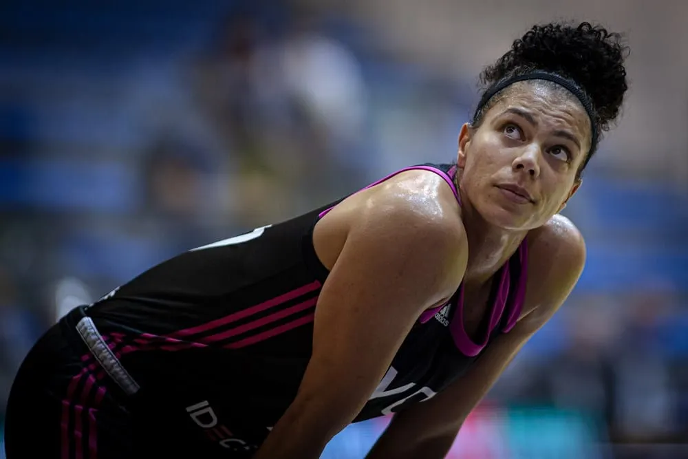 Après une longue absence, l’ancienne Lyonnaise Alysha Clark va rejouer en WNBA