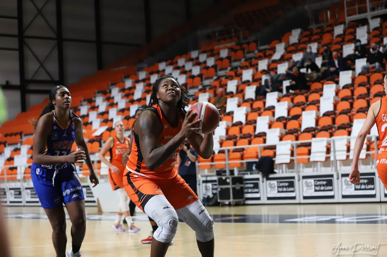 [REDIFF] En direct avec… Isabelle Yacoubou  (Bourges): « Après ma carrière, je me vois encore dans le sport »