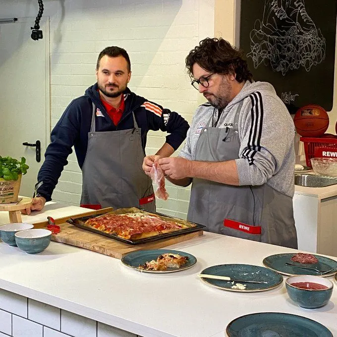 Vidéo: Les recettes du coach du Bayern Munich, Andrea Trinchieri, pour faire une bonne pizza