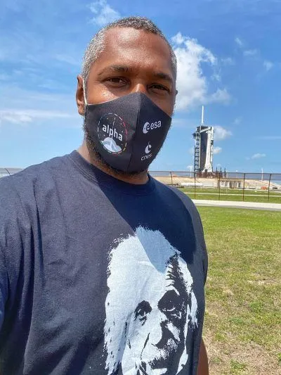 La photo : Boris Diaw assiste au décollage de Thomas Pesquet