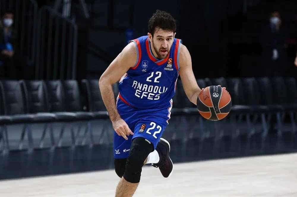 Son agent ne veut pas que Vasilije Micic connaisse le sort de Vassilis Spanoulis en NBA
