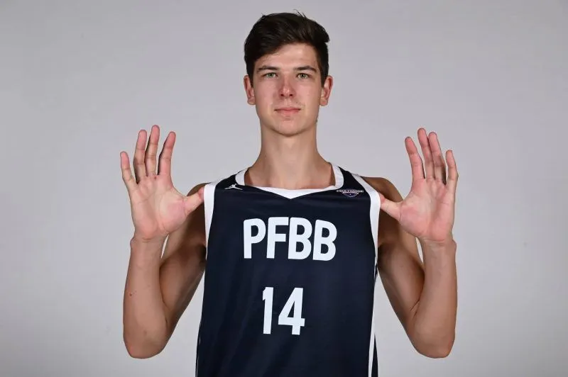 Naoll Balfourier, 2,17m, 18 ans, signe à Cholet