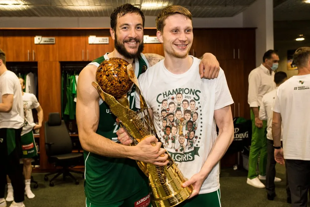 Les Français de l’étranger : Joffrey Lauvergne roi de Lituanie, Rodrigue Beaubois prince de Turquie