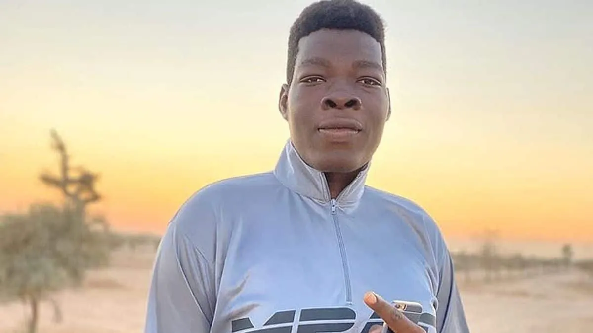 Vidéo: Abiodun Adegoke, 2,36m, le basketteur le plus grand du monde