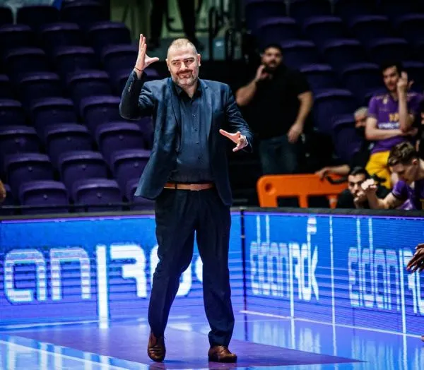 Un coach grec raconte qu’il s’est retrouvé sous une attaque à la roquette avec ses enfants