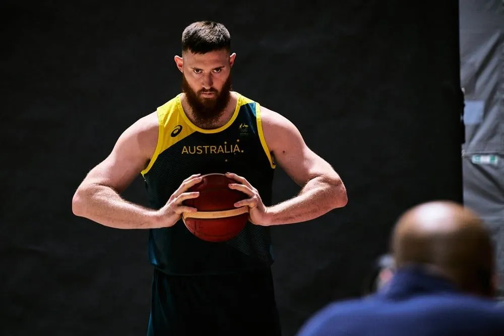 JO : Blessé au cou, l’Australien Aron Baynes n’a pas pu venir chercher sa médaille