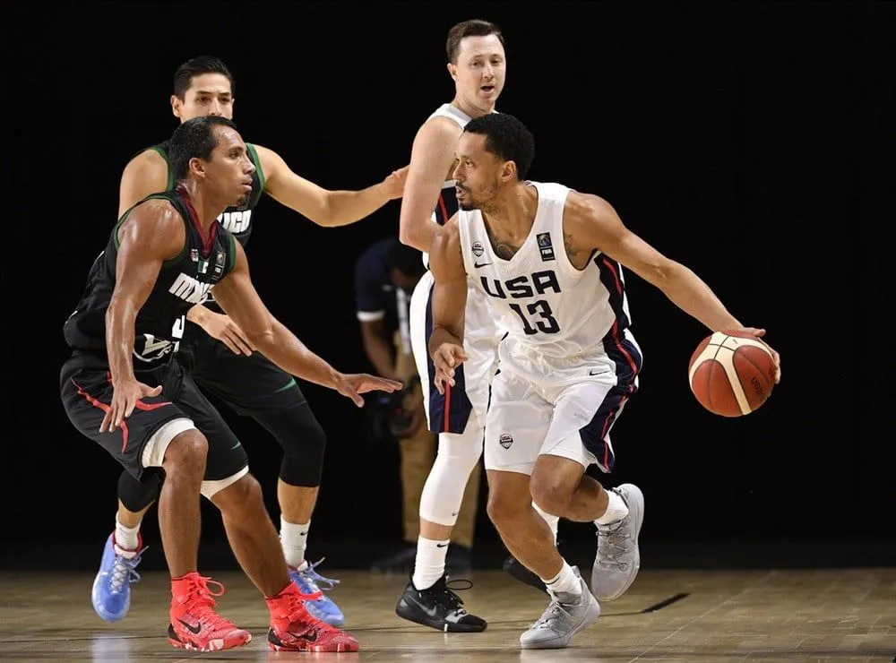 John Jenkins (Gravelines) et Eric Mika (Bourg) avec l’équipe américaine pour les qualifications à la Coupe du monde