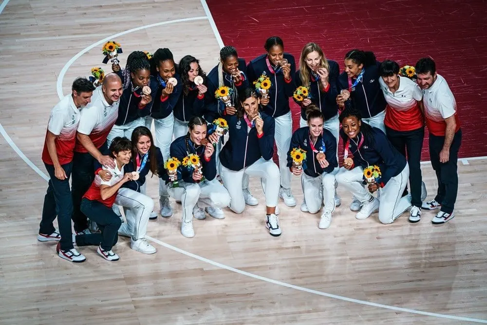 JO : le retour triomphal de l’équipe de France à Paris en images